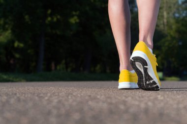 Şehir ortamında koşan ve egzersiz yapan bir adam. Odaklan.