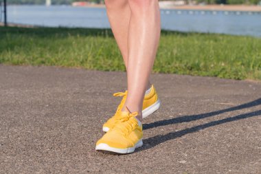 Şehir ortamında koşan ve egzersiz yapan bir adam. Odaklan.