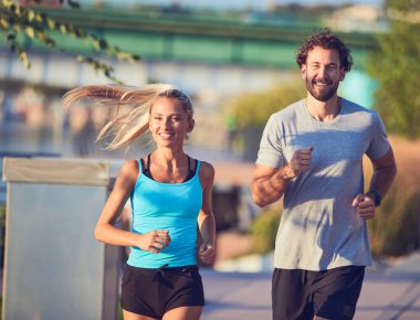 Modern kadın ve erkek şehir ortamında koşuyor / egzersiz yapıyor 