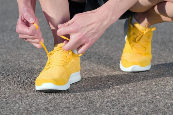 Preparación para correr en el parque de color otoño . — Foto de Stock