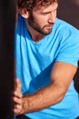 Kentsel çevrede esneyen ve egzersiz yapan bir adam.