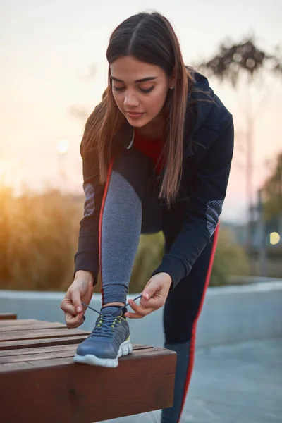 Jeune femme faisant de l'exercice dans un parc urbain . — Photo