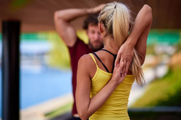 Mujer moderna y el hombre que ejercen en un entorno urbano cerca de la r — Foto de Stock