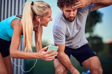 Modern kadın ve erkek şehir ortamında koşuyor / egzersiz yapıyor 