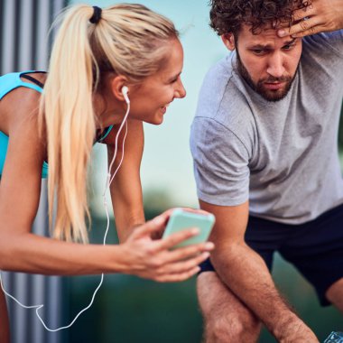 Modern kadın ve erkek şehir ortamında koşuyor / egzersiz yapıyor 