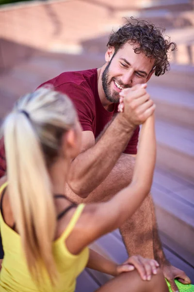 Mujer moderna y el hombre que ejercen en un entorno urbano cerca de la r — Foto de Stock