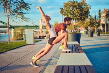 Kentsel alanda egzersiz yapan modern çift.