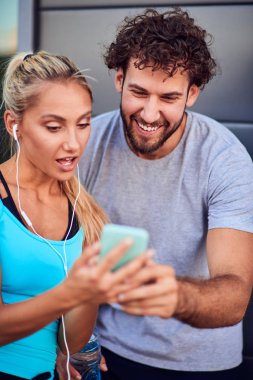 Modern kadın ve erkek şehir ortamında koşuyor / egzersiz yapıyor 