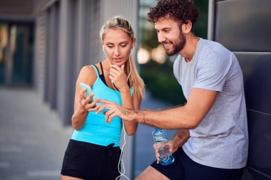 Modern kadın ve erkek şehir ortamında koşuyor / egzersiz yapıyor 