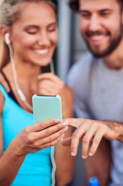 Modern kadın ve erkek şehir ortamında koşuyor / egzersiz yapıyor 