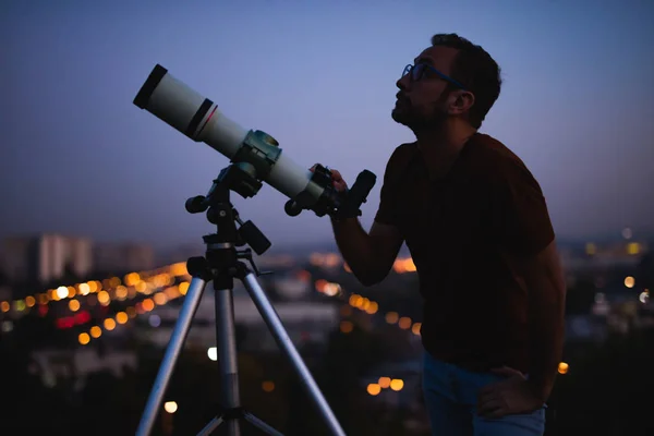 Teleskopla gökbilimci yıldızları ve Ay 'ı izliyor. — Stok fotoğraf