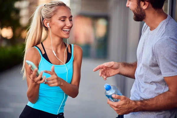 Femme et homme modernes jogging / exercice en milieu urbain — Photo