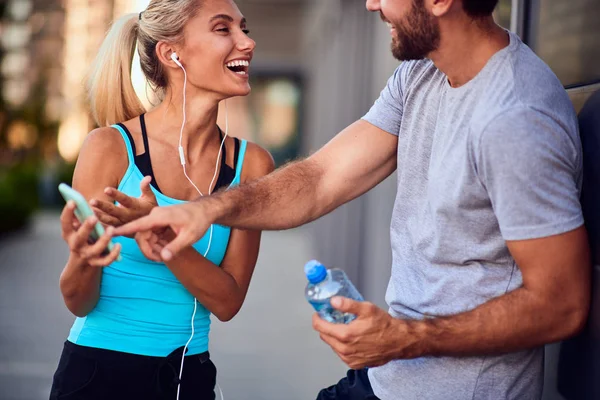 Mujer moderna y hombre trotando / haciendo ejercicio en un entorno urbano — Foto de Stock