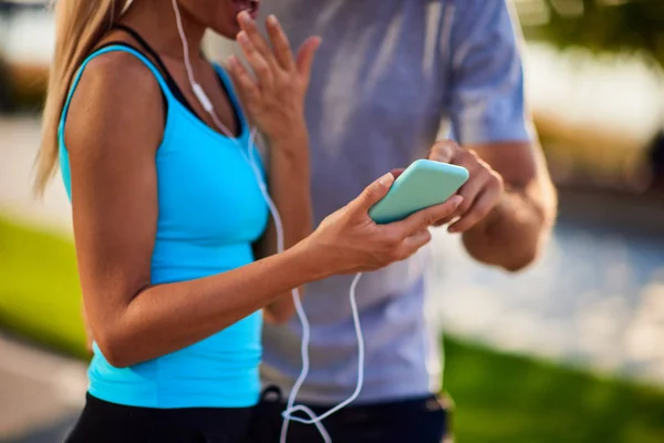 Moderne vrouw en man joggen / sporten in de stedelijke omgeving — Stockfoto