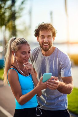 Modern kadın ve erkek şehir ortamında koşuyor / egzersiz yapıyor 