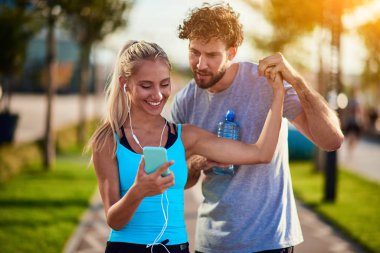 Modern kadın ve erkek şehir ortamında koşuyor / egzersiz yapıyor 