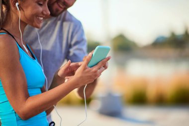 Modern kadın ve erkek şehir ortamında koşuyor / egzersiz yapıyor 