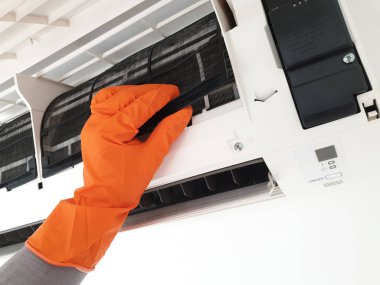 Modern klima ünitesi önleyici filtreyi temizliyor