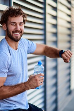 Kentsel alanda egzersiz yaparken sporcu duraklıyor.