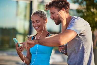 Modern kadın ve erkek şehir ortamında koşuyor / egzersiz yapıyor 