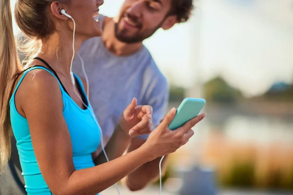 Moderne vrouw en man joggen / sporten in de stedelijke omgeving — Stockfoto