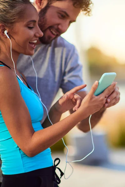 Moderne vrouw en man joggen / sporten in de stedelijke omgeving — Stockfoto