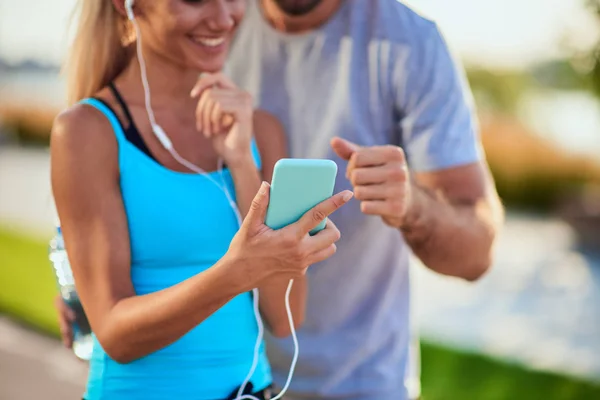 Moderne vrouw en man joggen / sporten in de stedelijke omgeving — Stockfoto