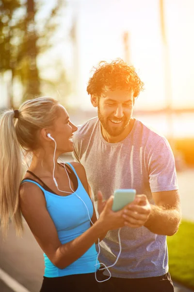 Donna moderna e uomo che fanno jogging / esercizio in un ambiente urbano — Foto Stock