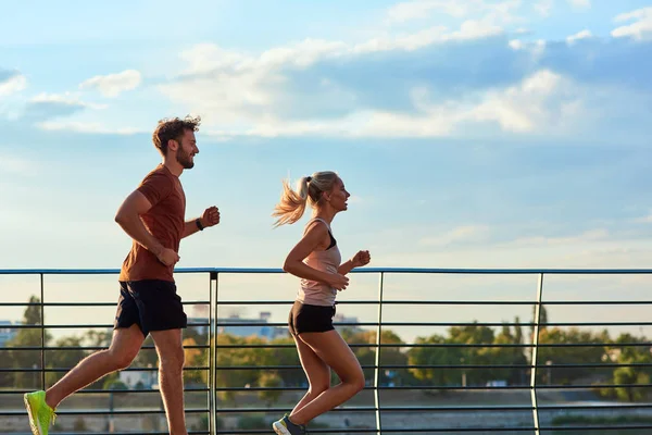 Modern kadın ve erkek şehir ortamında koşuyor / egzersiz yapıyor — Stok fotoğraf