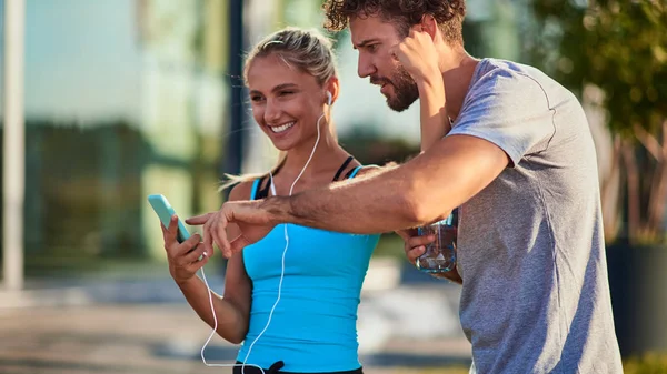 Donna moderna e uomo che fanno jogging / esercizio in un ambiente urbano — Foto Stock
