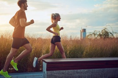 Modern kadın ve erkek şehir ortamında koşuyor / egzersiz yapıyor 