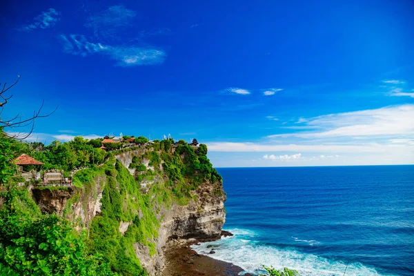 Óceán trópusi táj Uluwatu Temple, Bali, Indonézia. — Stock Fotó