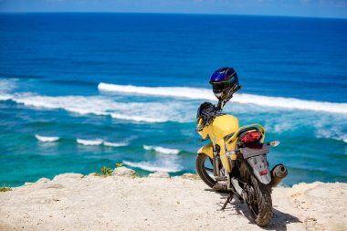 Özel yapım motosiklet Oc yakınlarındaki bir uçurumun kenarına park edilmiş.