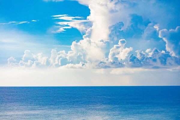 Exotische blaue tropische Ozeane / Meer tropische Landschaft. — Stockfoto