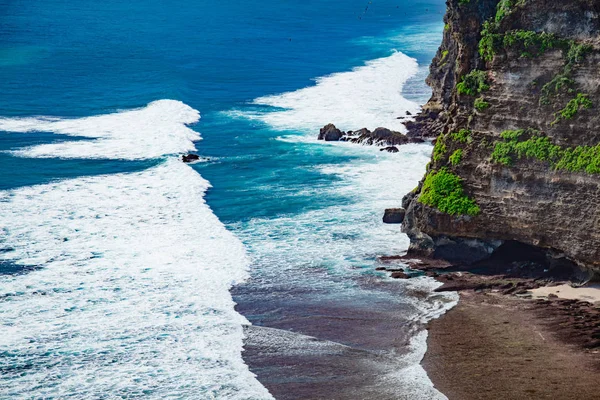 Óceán trópusi táj Uluwatu Temple, Bali, Indonézia. — Stock Fotó