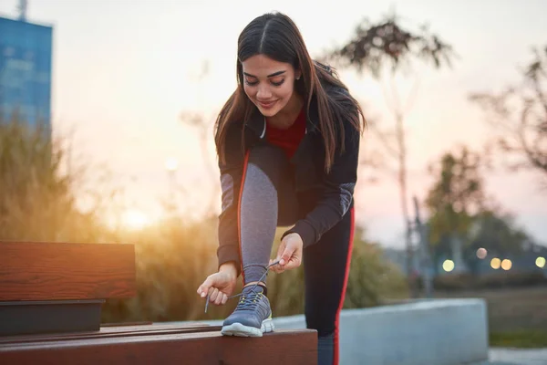 Jeune femme faisant de l'exercice dans un parc urbain . — Photo