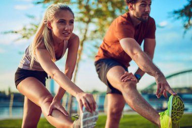 Kentsel alanda egzersiz yapan modern çift.