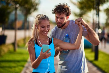 Modern kadın ve erkek şehir ortamında koşuyor / egzersiz yapıyor 