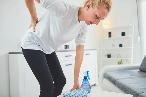 Injury while cleaning the house and doing daily housework. — Stock Photo, Image