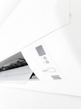 Modern havalandırma ünitesi oturma odasının içinde beyaz bir duvarda.