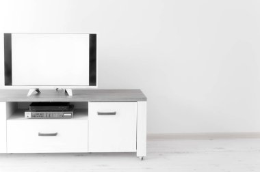 Odada beyaz ekranlı televizyon var..