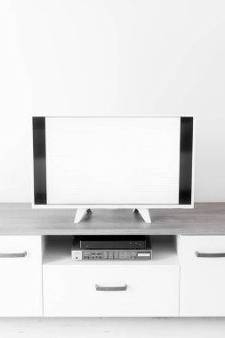 Odada beyaz ekranlı televizyon var..