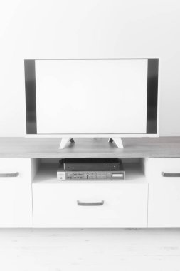 Odada beyaz ekranlı televizyon var..