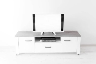 Odada beyaz ekranlı televizyon var..