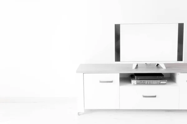 Telewizor z białym ekranem na stojaku w pokoju. — Zdjęcie stockowe