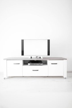 Odada beyaz ekranlı televizyon var..