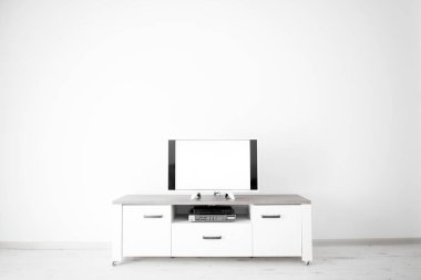 Odada beyaz ekranlı televizyon var..