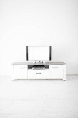 Odada beyaz ekranlı televizyon var..