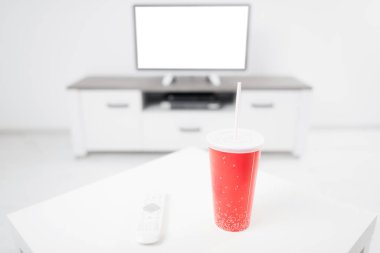 Soda ve uzaktan kumandayla oturma odasında.