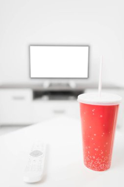 Soda ve uzaktan kumandayla oturma odasında.